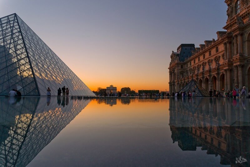 Zed De Draak - Parijs, La Pyramide du Louvre